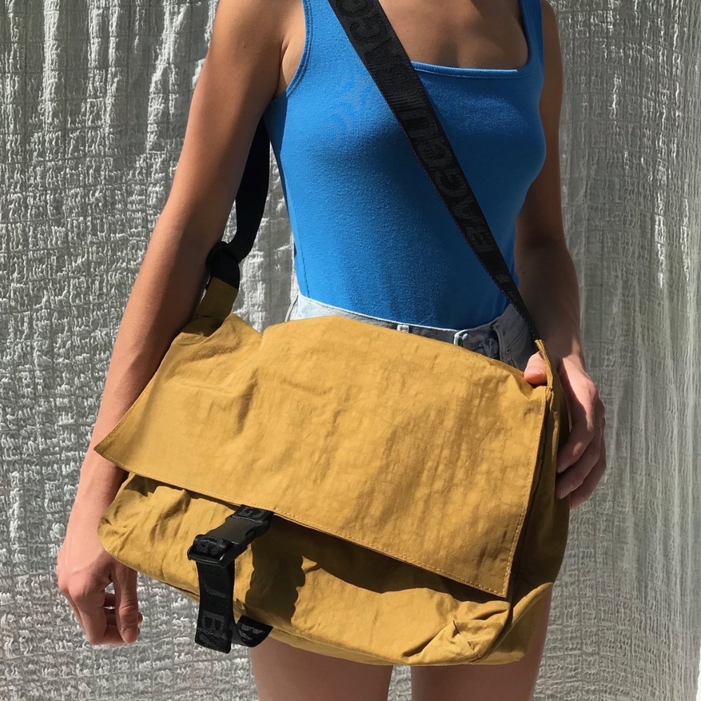 BAGGU Camel Sport Messenger Bag